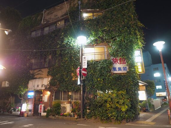 六曜館珈琲店・夜の外観