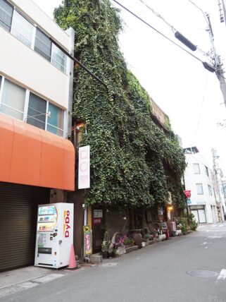 六曜館珈琲店・蔦に覆われた外観