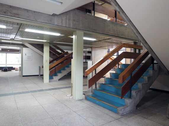 香川県庁舎東館・一階階段
