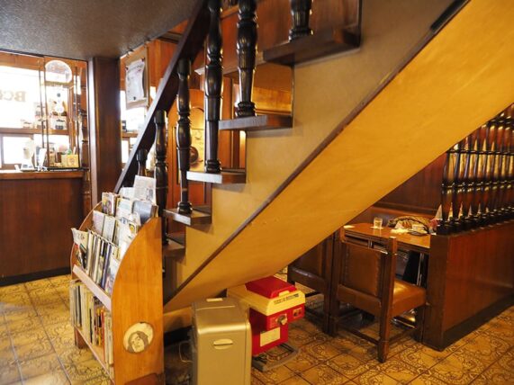 珈琲専門店BC・一階と階段