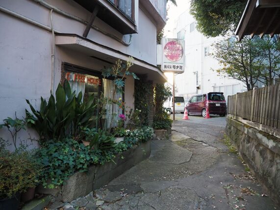 純喫茶モナミ・神社脇の店構え